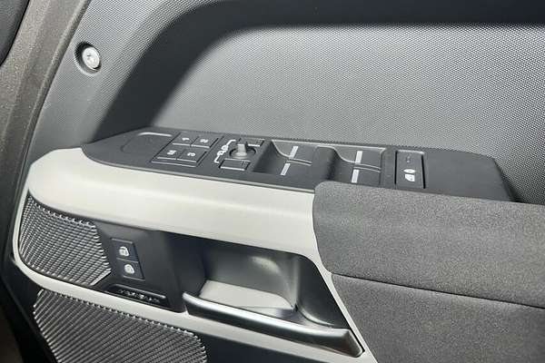 2023 Land Rover Defender 110 D300 SE L663