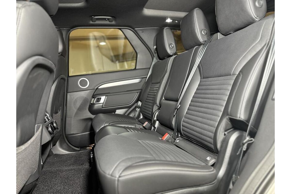 2023 Land Rover Discovery D300 R-Dynamic SE Series 5