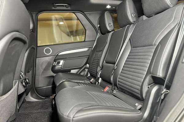 2023 Land Rover Discovery D300 R-Dynamic SE Series 5