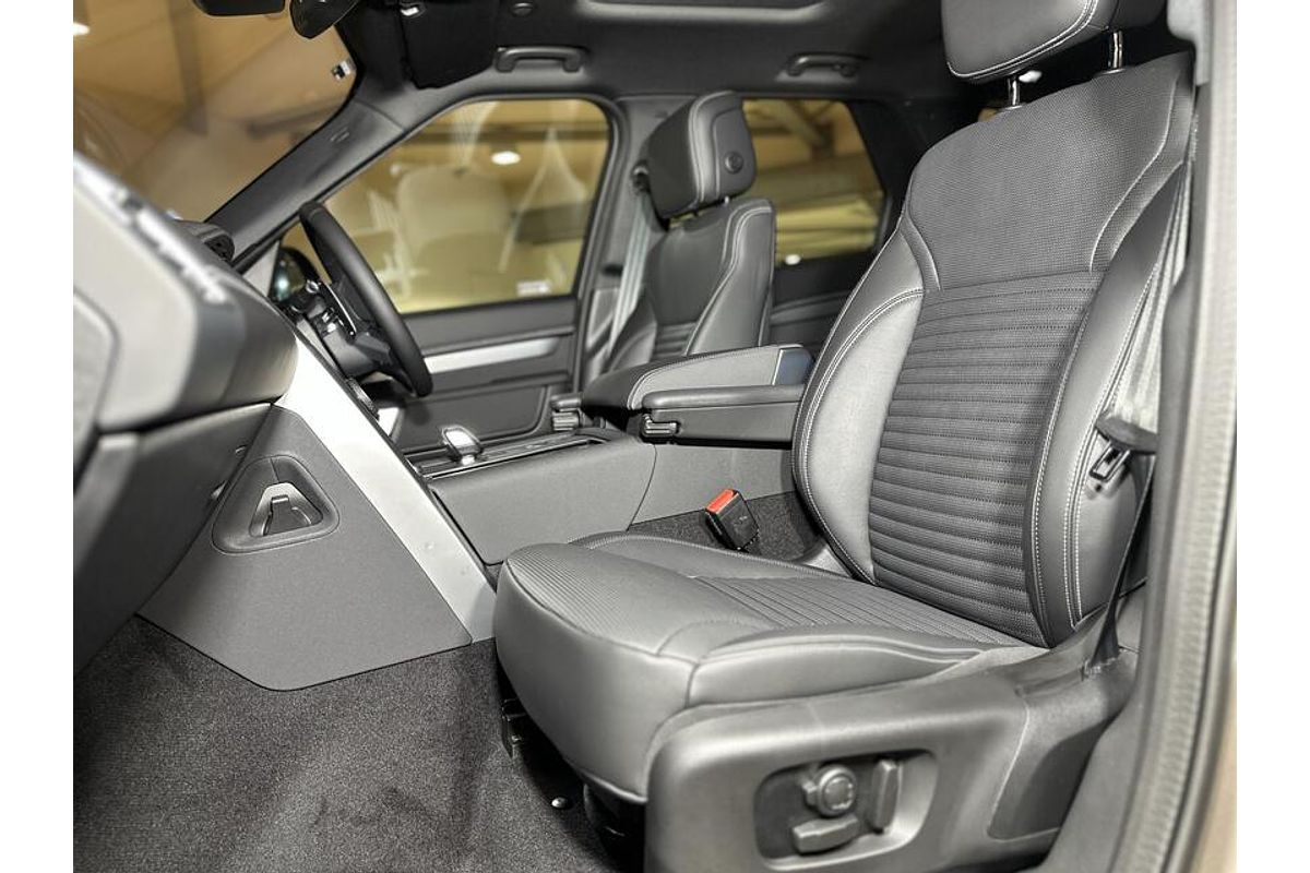 2023 Land Rover Discovery D300 R-Dynamic SE Series 5