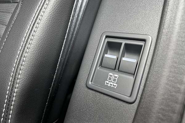 2023 Land Rover Discovery D300 R-Dynamic SE Series 5