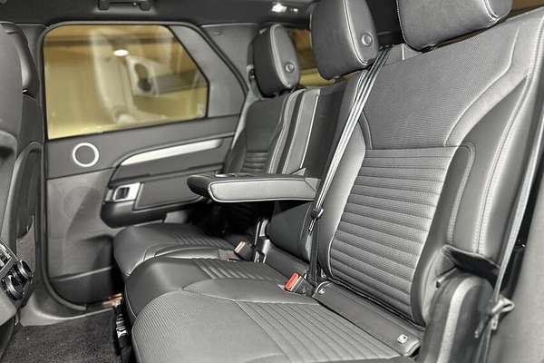 2023 Land Rover Discovery D300 R-Dynamic SE Series 5