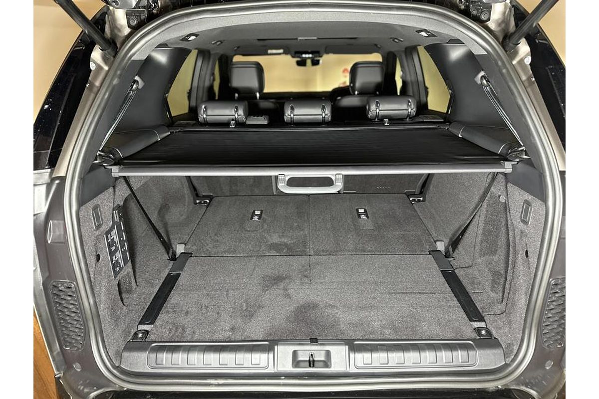 2023 Land Rover Discovery D300 R-Dynamic SE Series 5