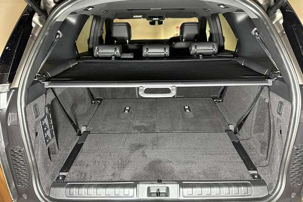 2023 Land Rover Discovery D300 R-Dynamic SE Series 5