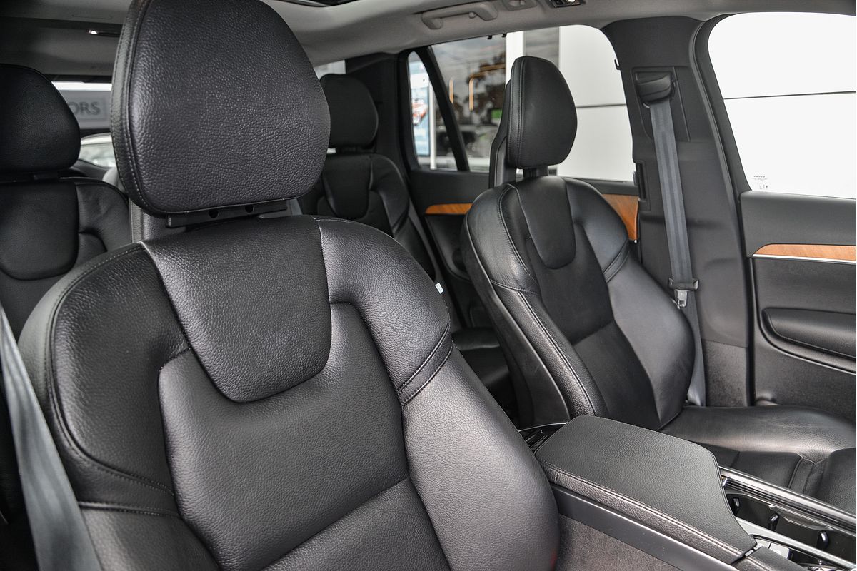 2021 Volvo XC90 T6 Momentum