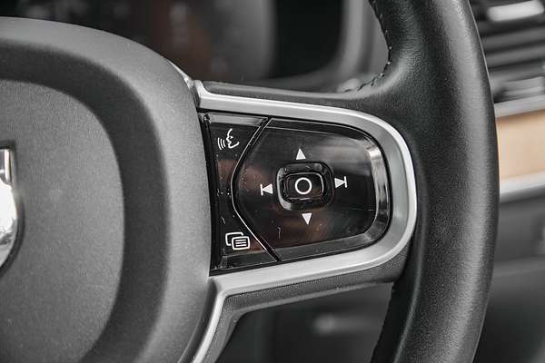2021 Volvo XC90 T6 Momentum