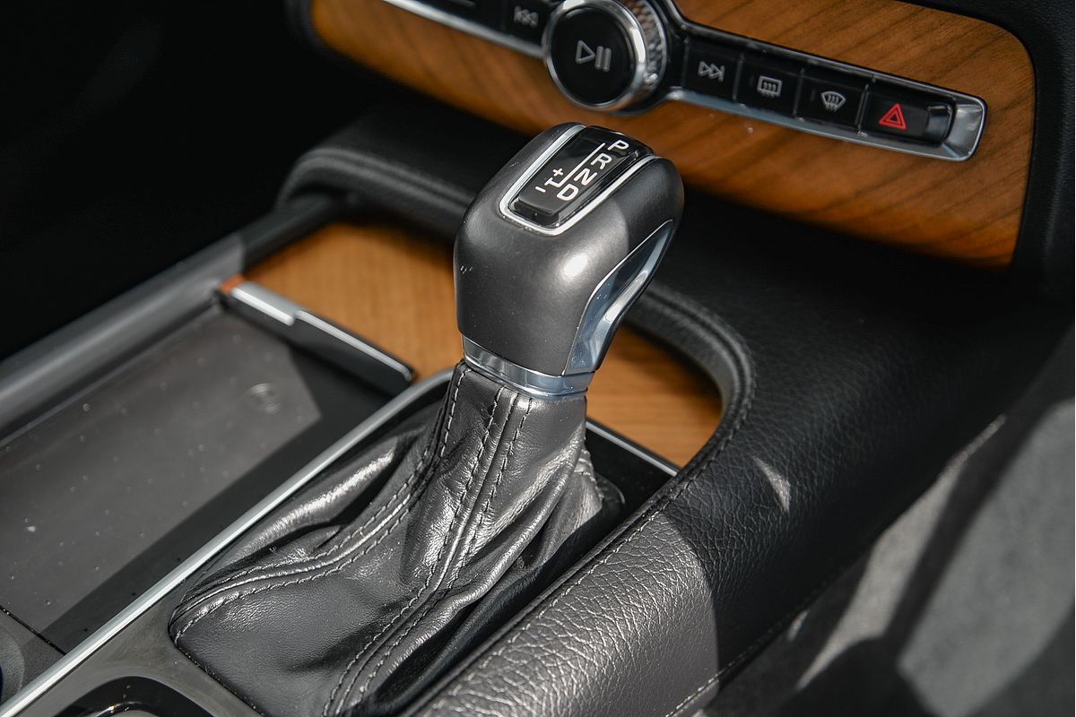 2021 Volvo XC90 T6 Momentum
