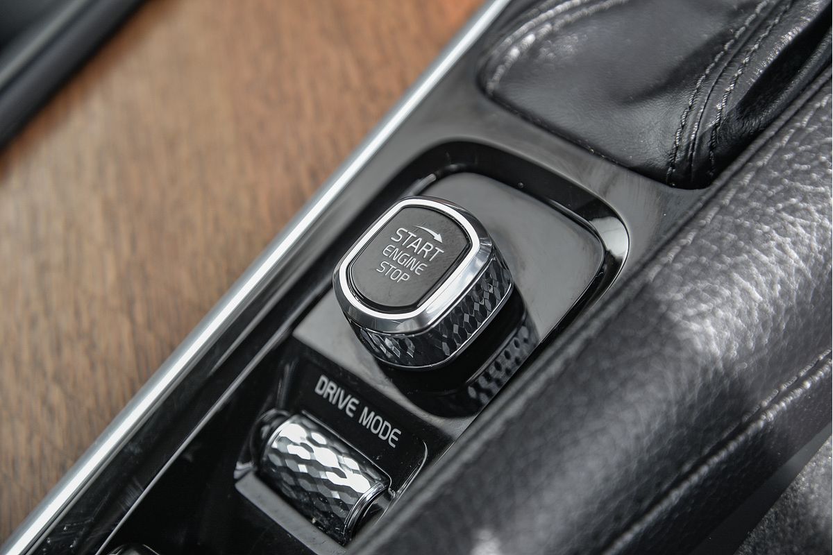 2021 Volvo XC90 T6 Momentum