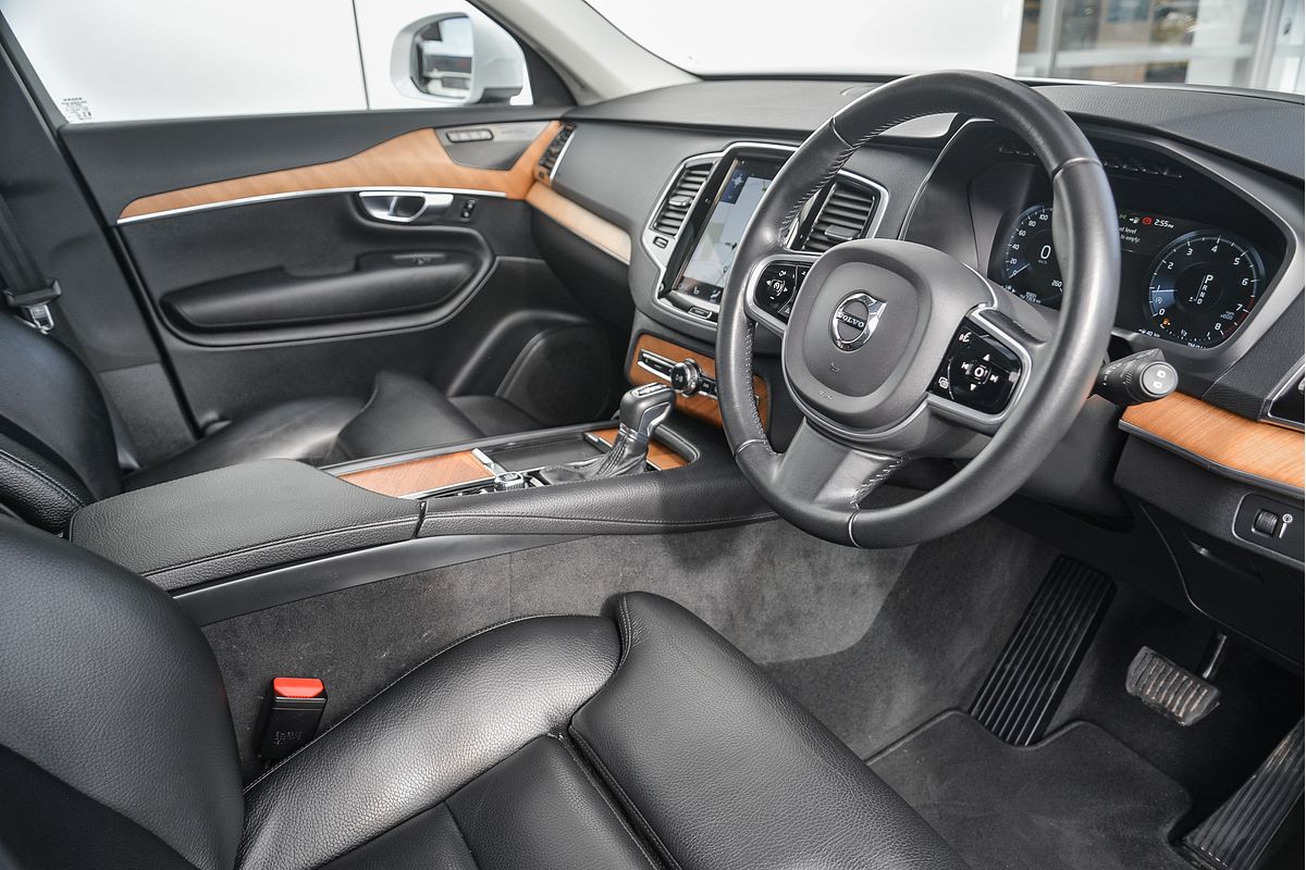 2021 Volvo XC90 T6 Momentum