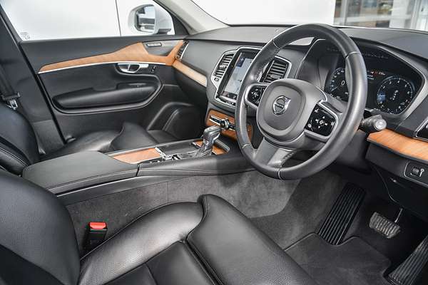 2021 Volvo XC90 T6 Momentum