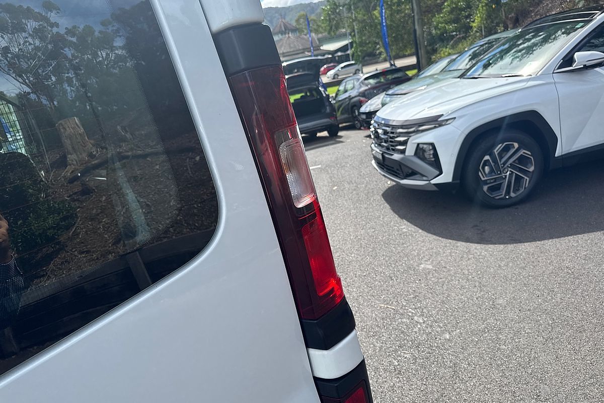 2022 Mitsubishi Express GLX SN SWB