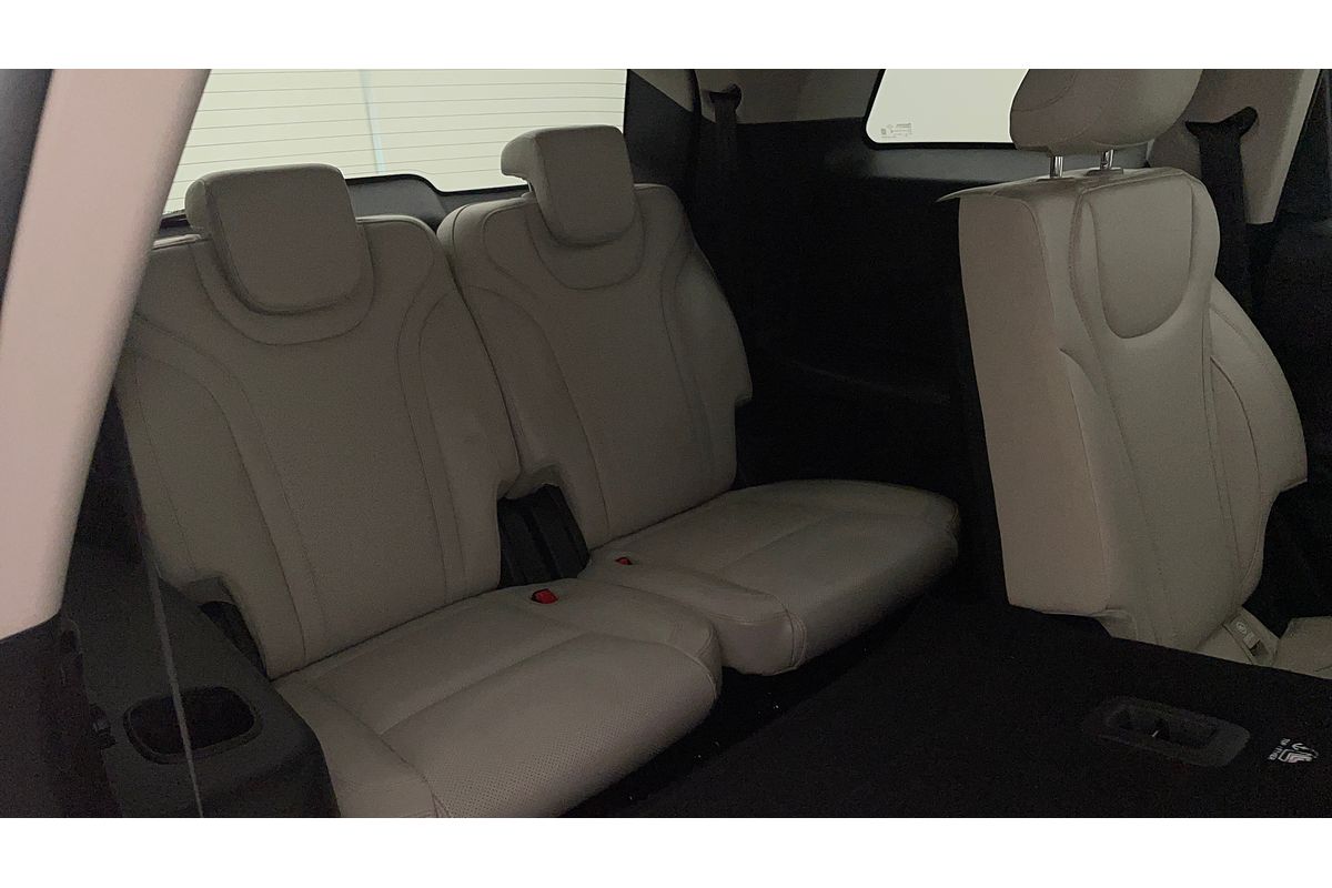 2023 Mahindra XUV700 AX7L