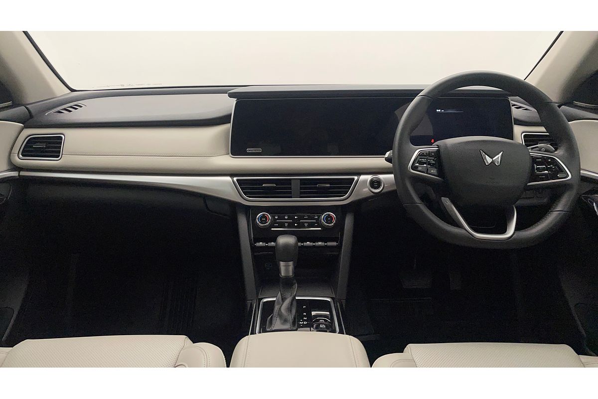 2023 Mahindra XUV700 AX7L