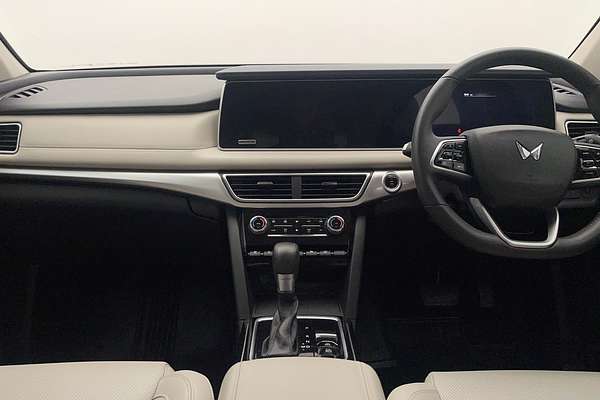 2023 Mahindra XUV700 AX7L