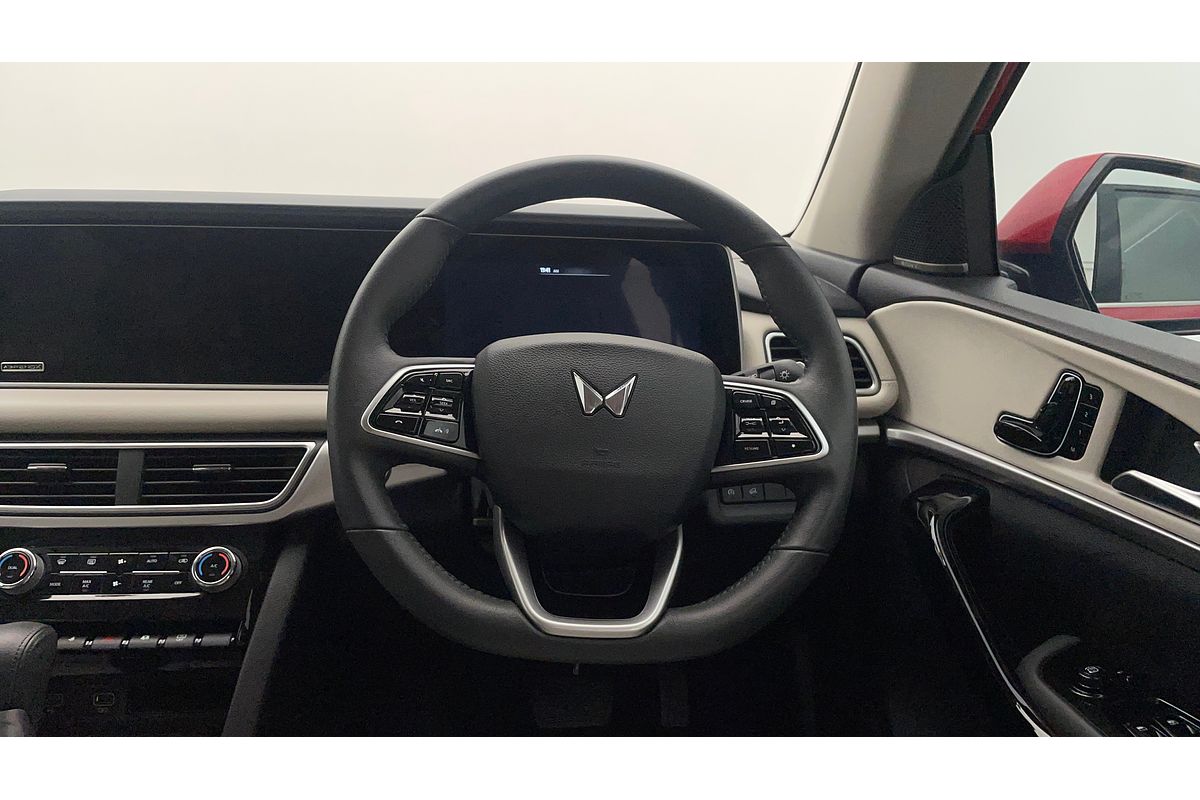 2023 Mahindra XUV700 AX7L