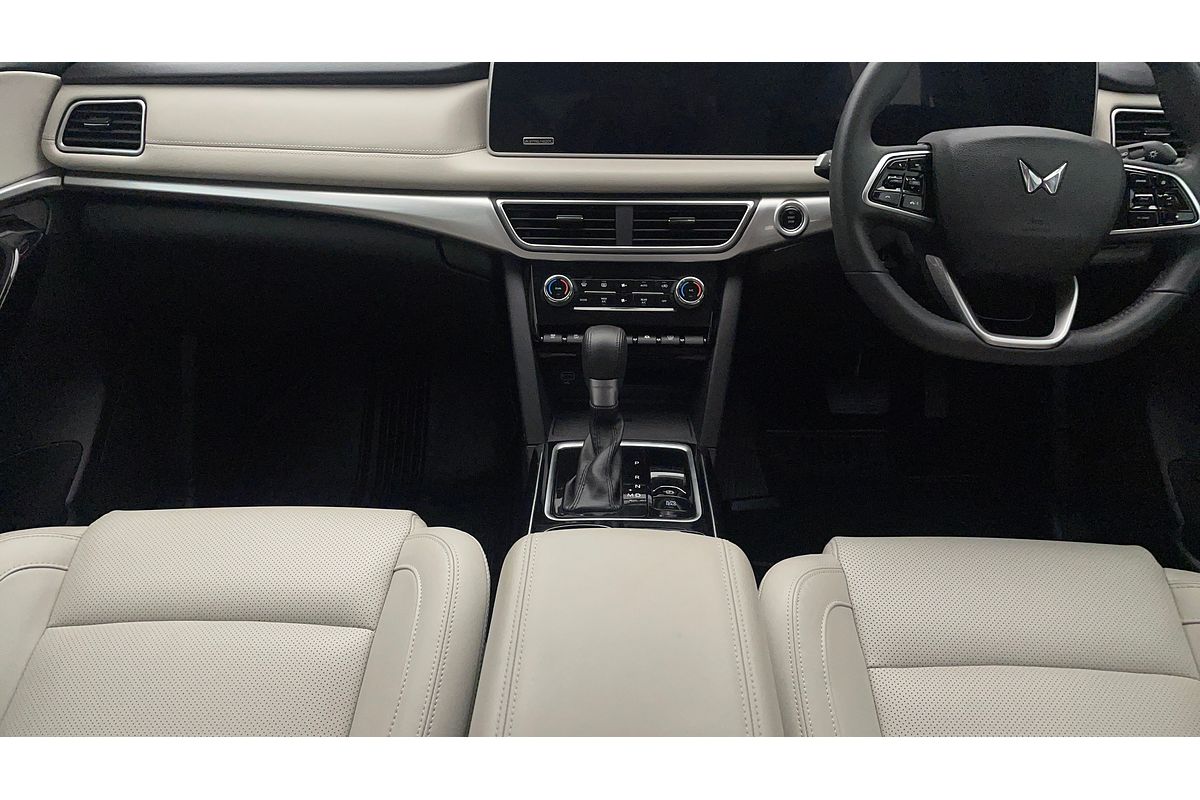 2023 Mahindra XUV700 AX7L