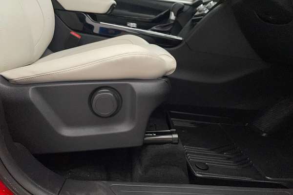 2023 Mahindra XUV700 AX7L