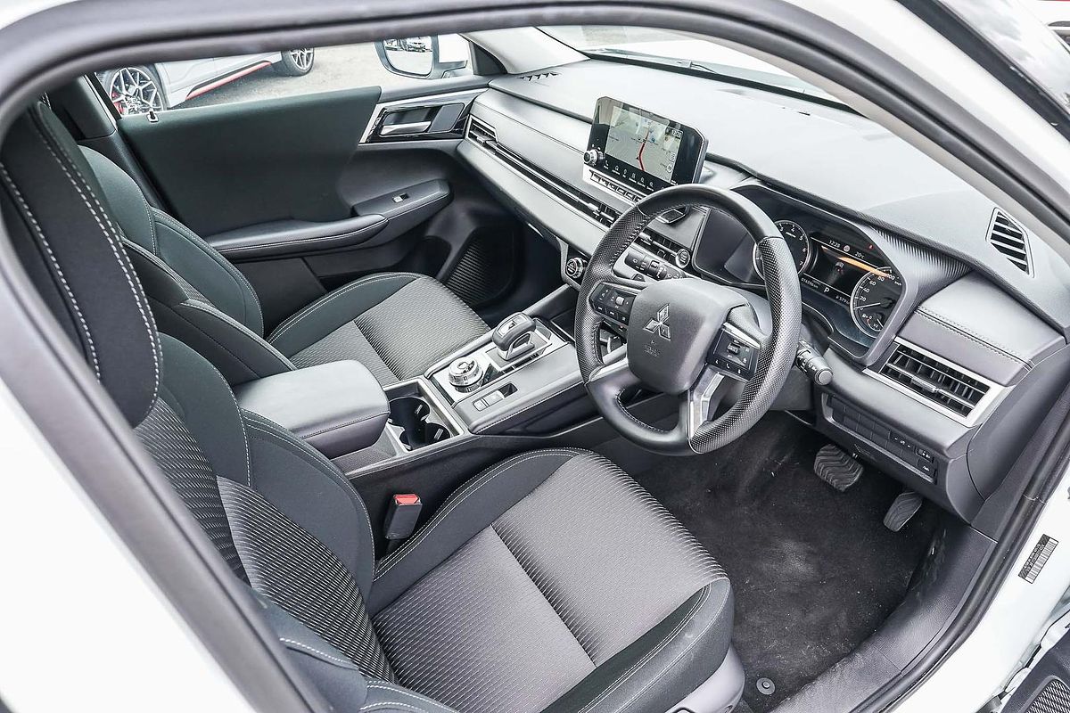 2024 Mitsubishi Outlander LS ZM