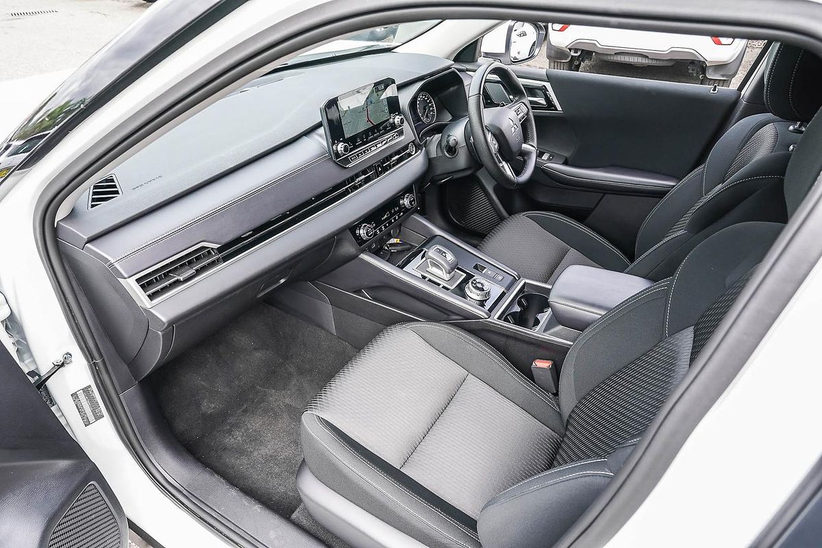 2024 Mitsubishi Outlander LS ZM