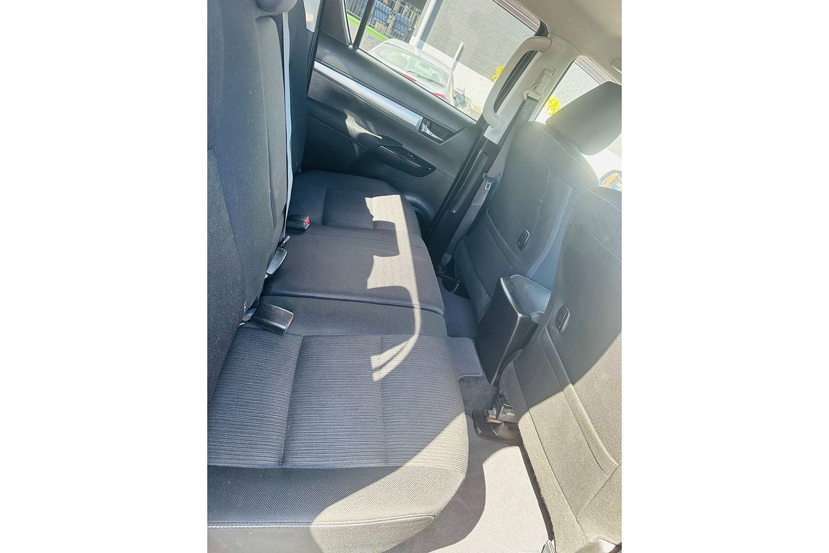 2017 Toyota Hilux SR5 TD DC 2.8D/6AT/U
