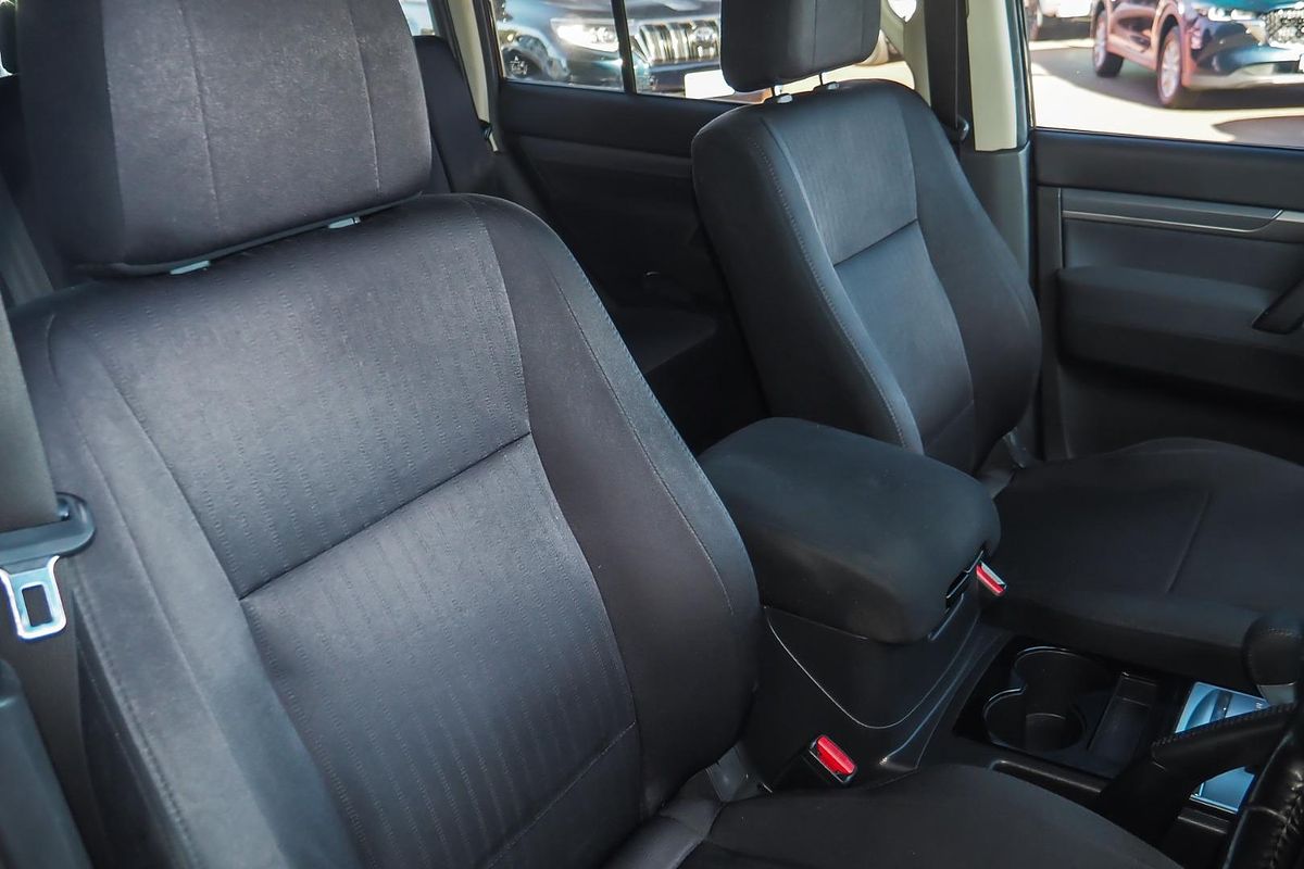 2015 Mitsubishi Pajero GLX NX