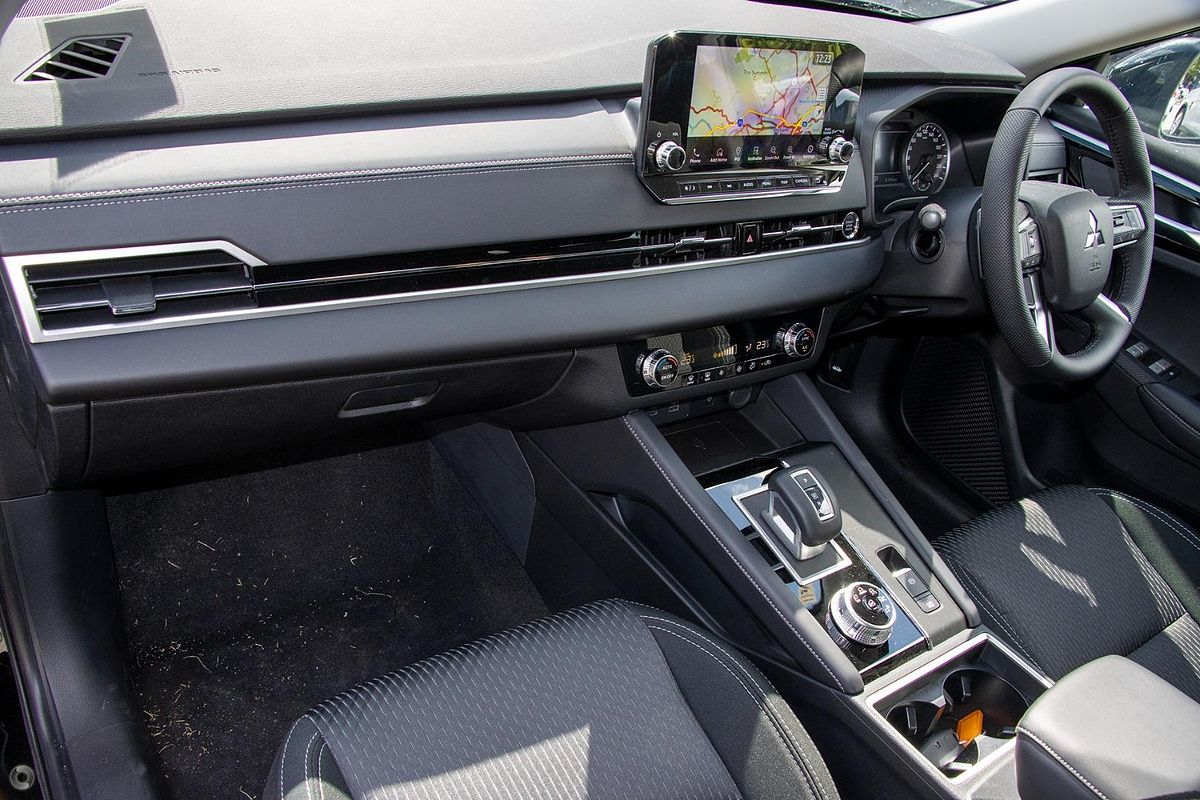 2025 Mitsubishi Outlander LS ZM