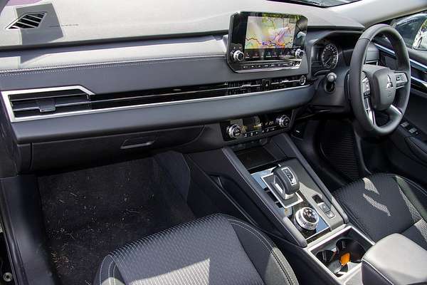 2025 Mitsubishi Outlander LS ZM