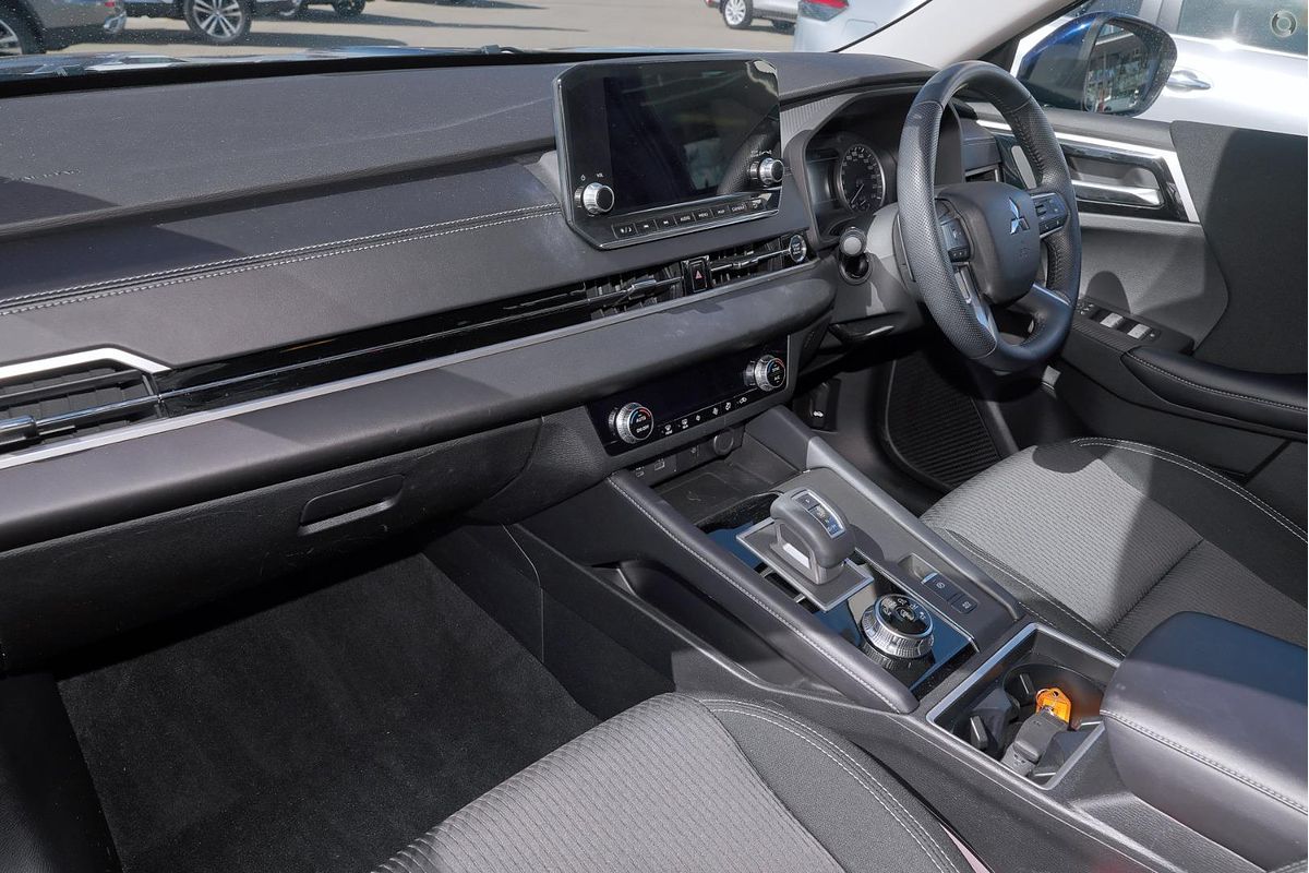 2025 Mitsubishi Outlander LS ZM