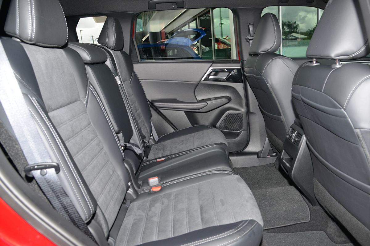 2024 Mitsubishi Outlander Black Edition ZM