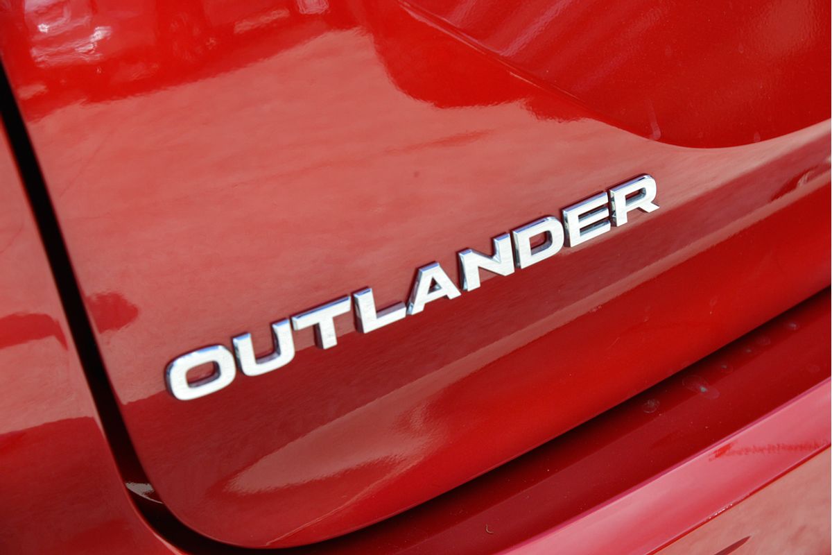 2024 Mitsubishi Outlander Black Edition ZM