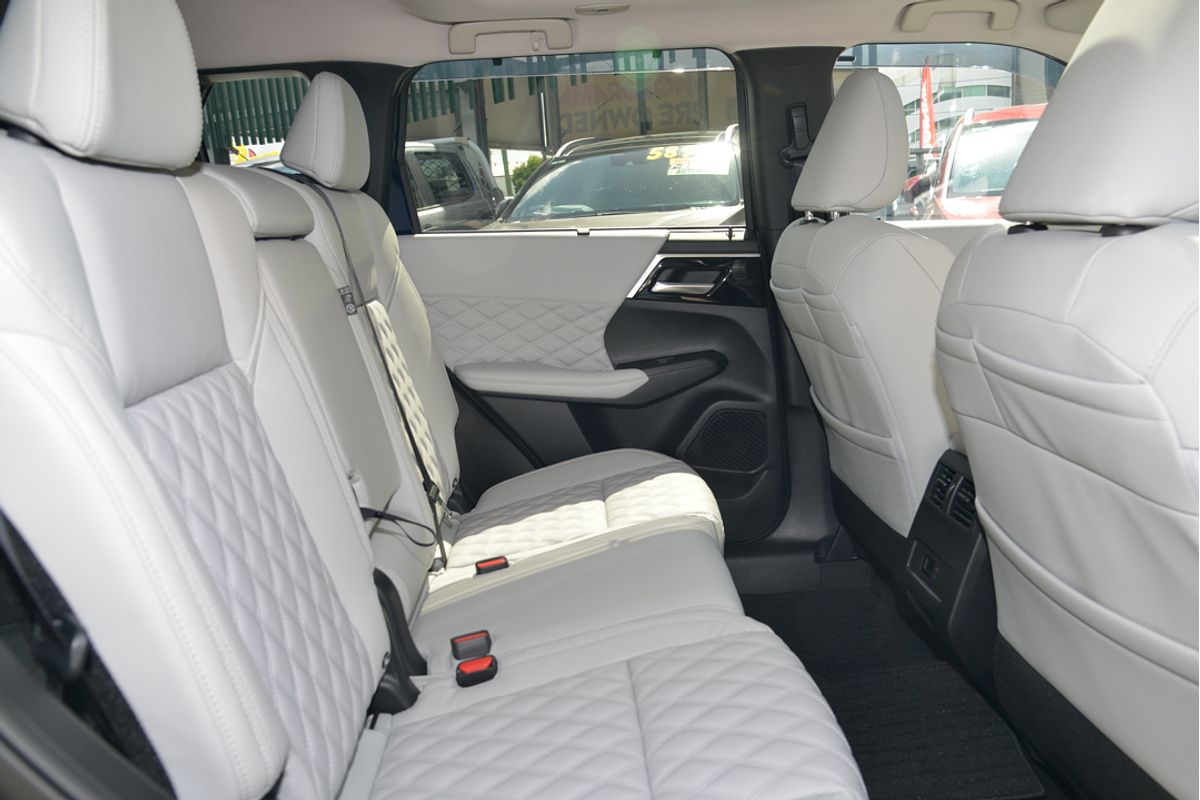 2024 Mitsubishi Outlander PHEV Exceed ZM