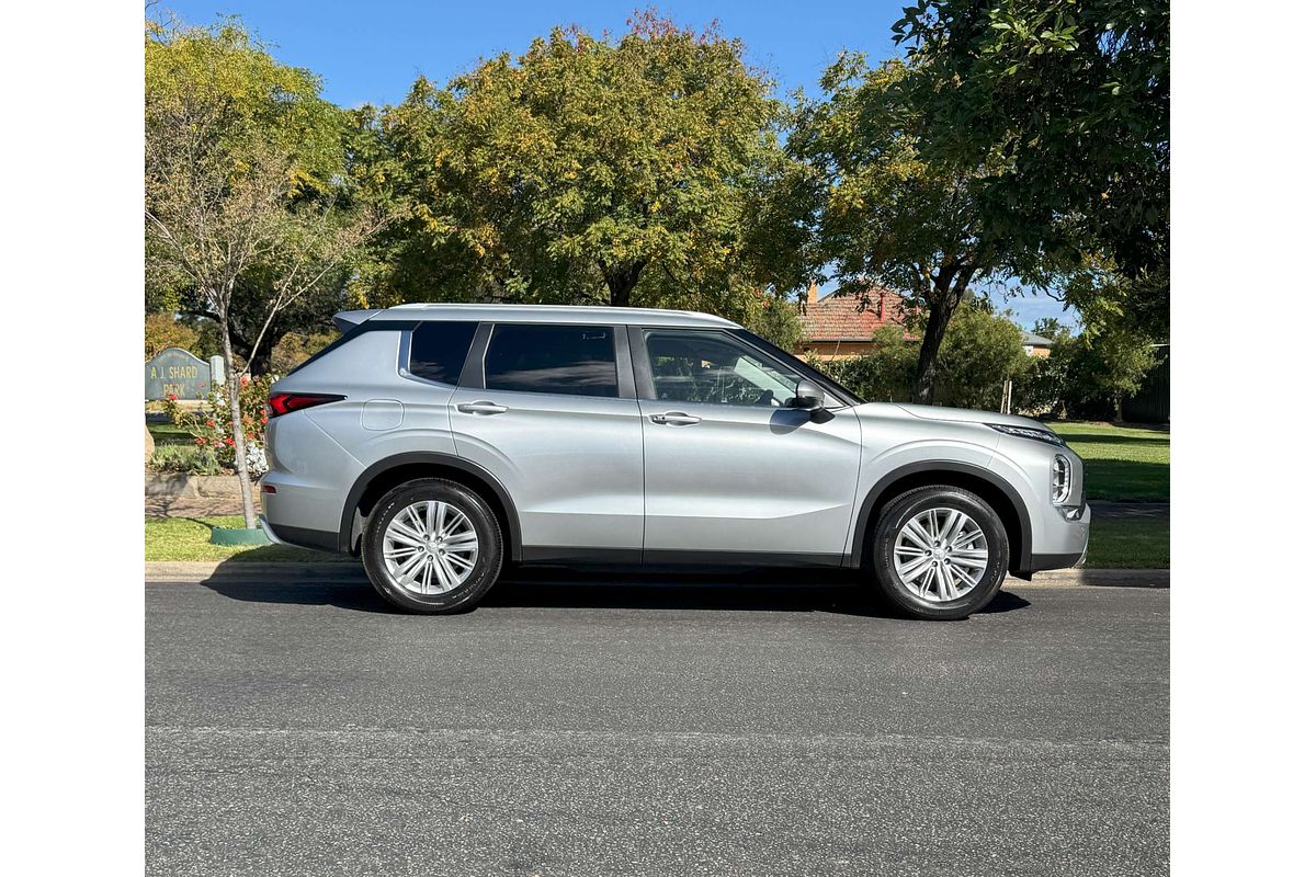 2024 Mitsubishi Outlander LS ZM