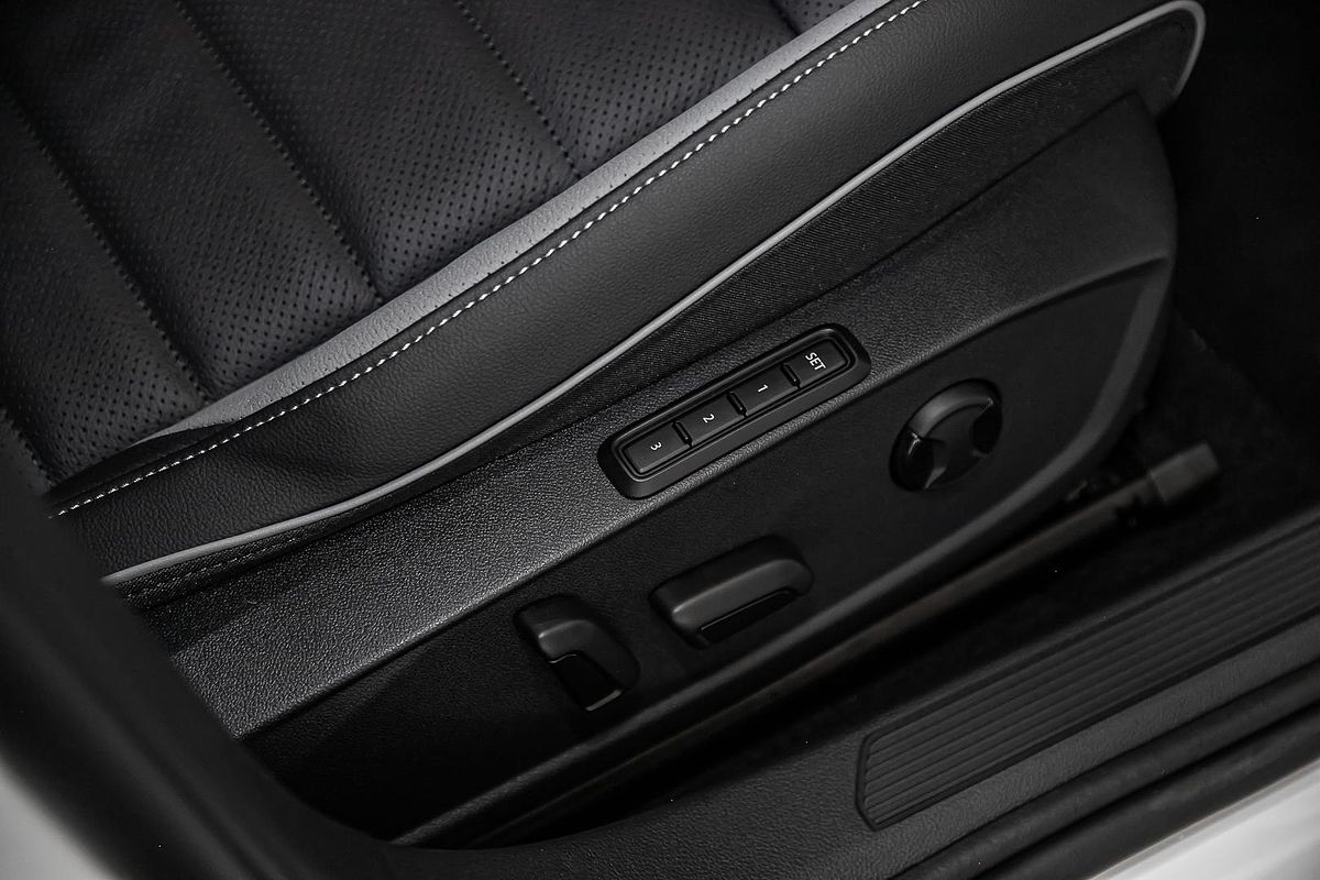 2025 Volkswagen Golf 110TSI R-Line 8.5