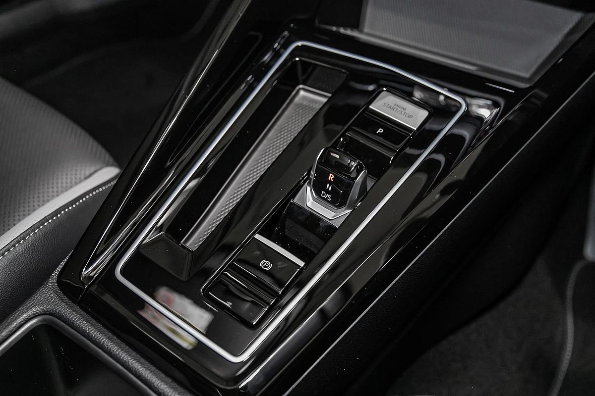 2025 Volkswagen Golf 110TSI R-Line 8.5