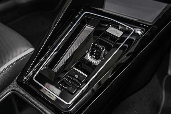 2025 Volkswagen Golf 110TSI R-Line 8.5