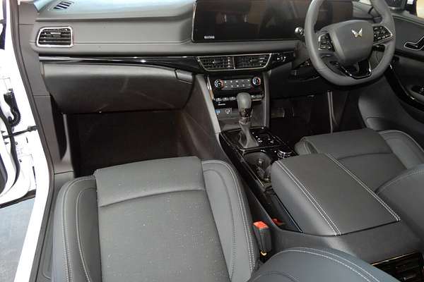 2025 Mahindra XUV700 AX7L MY25