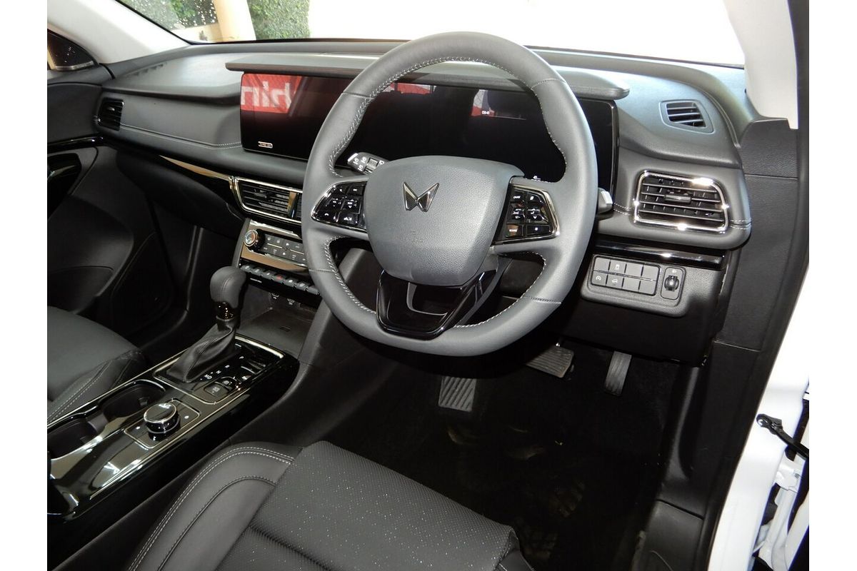 2025 Mahindra XUV700 AX7L MY25