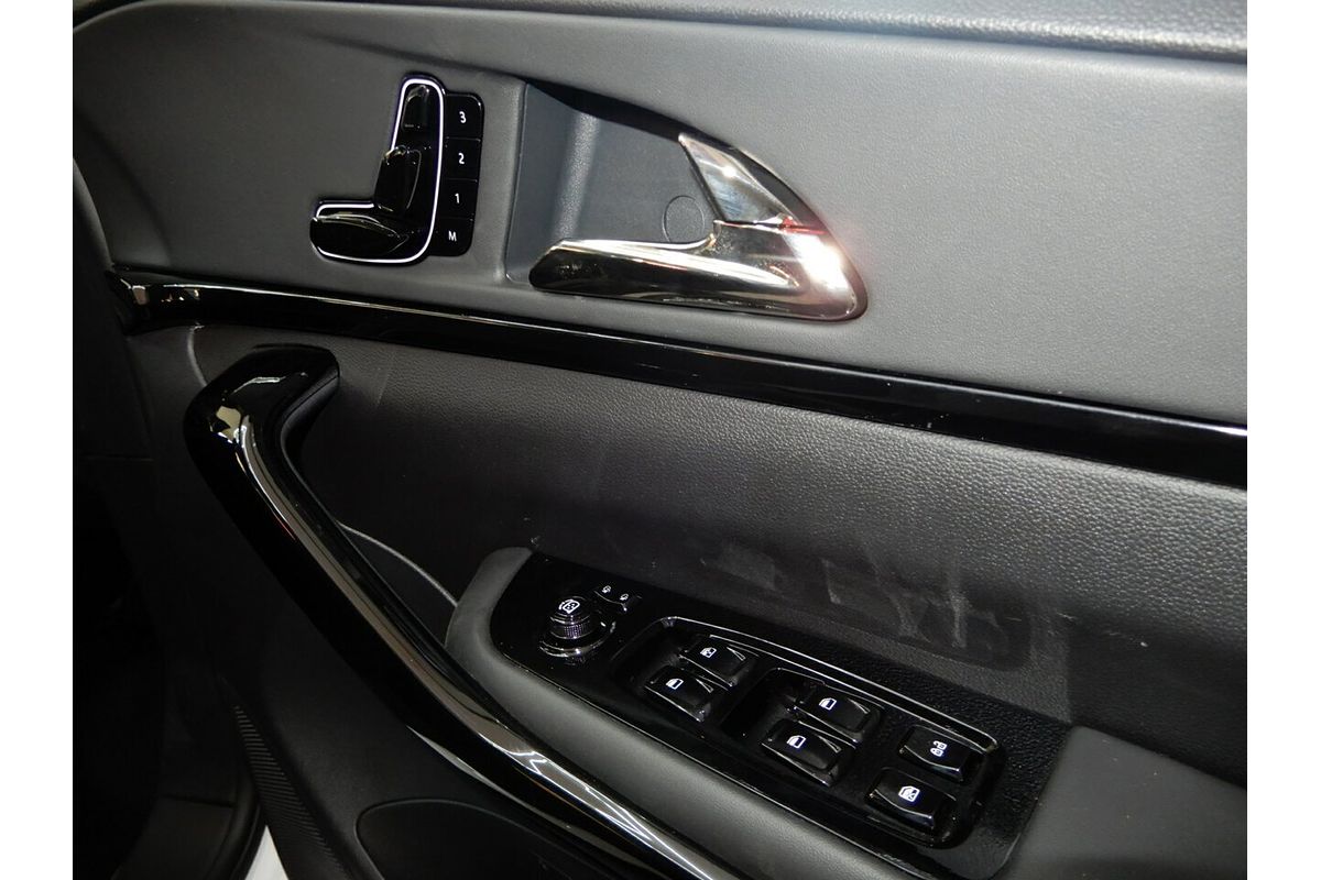 2025 Mahindra XUV700 AX7L MY25