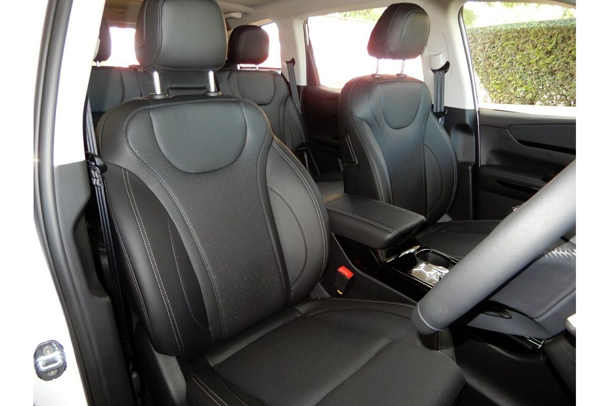 2025 Mahindra XUV700 AX7L MY25