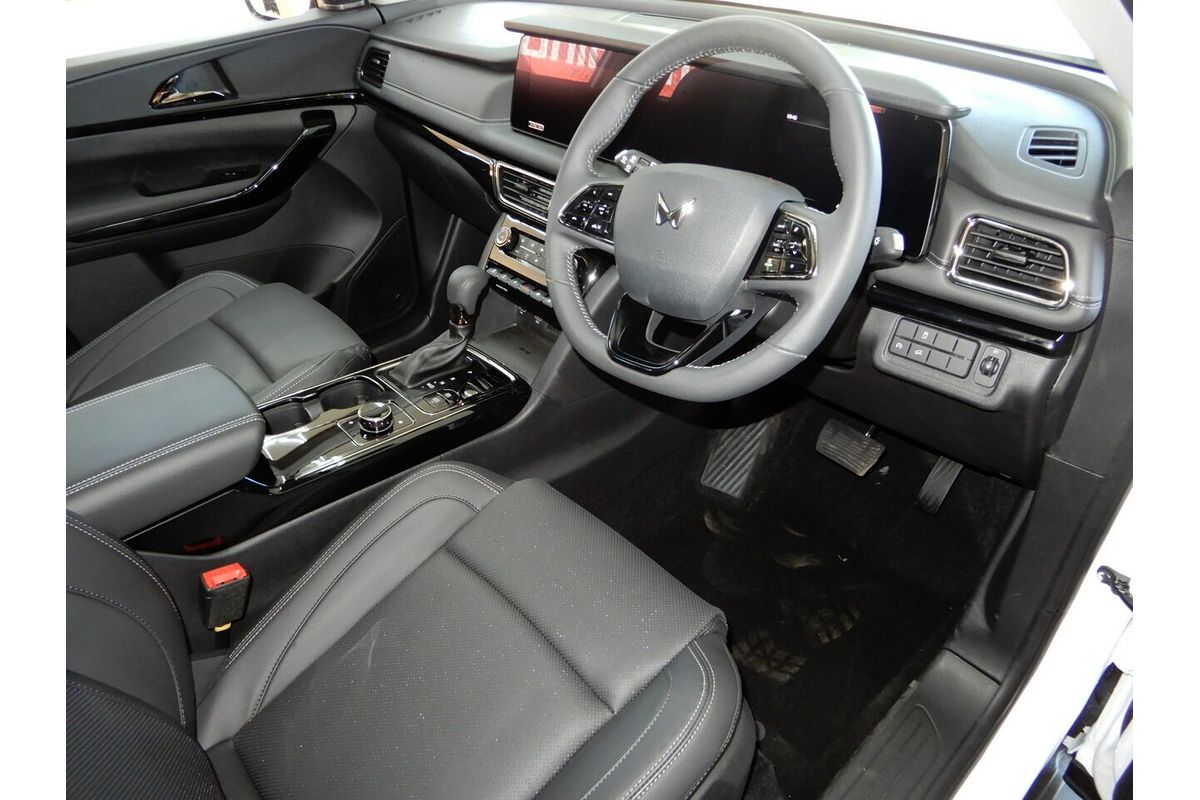 2025 Mahindra XUV700 AX7L MY25