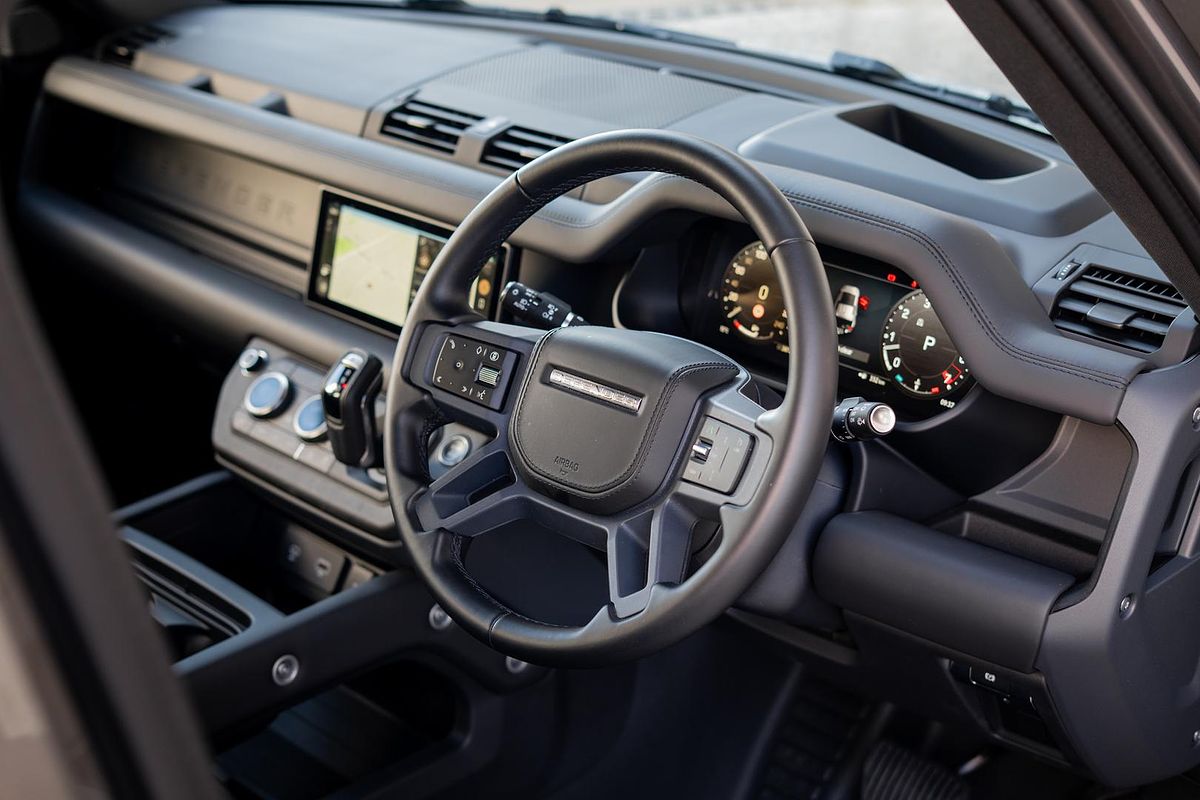 2024 Land Rover Defender 110 P400 X-Dynamic SE L663