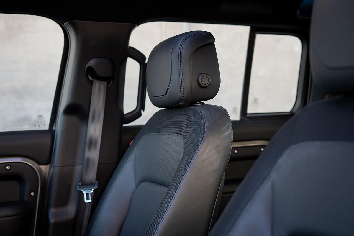 2024 Land Rover Defender 110 P400 X-Dynamic SE L663