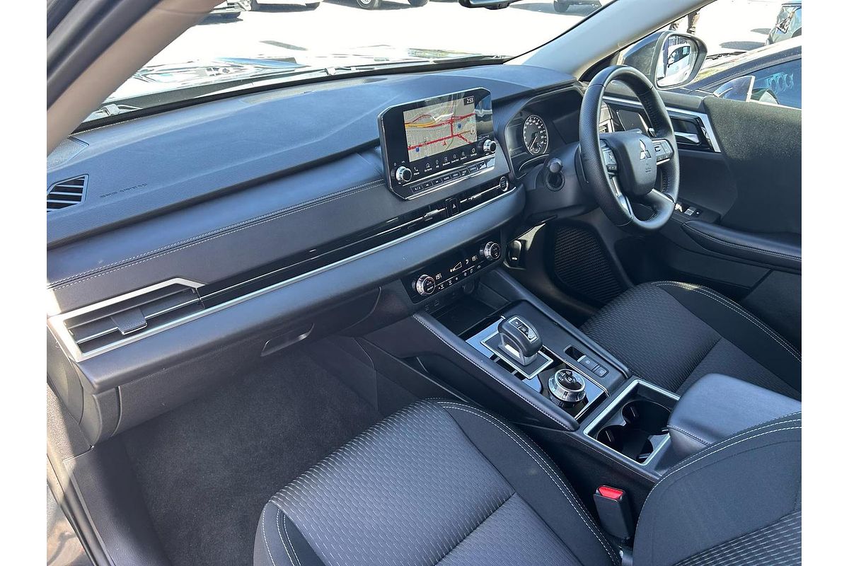 2024 Mitsubishi Outlander LS ZM