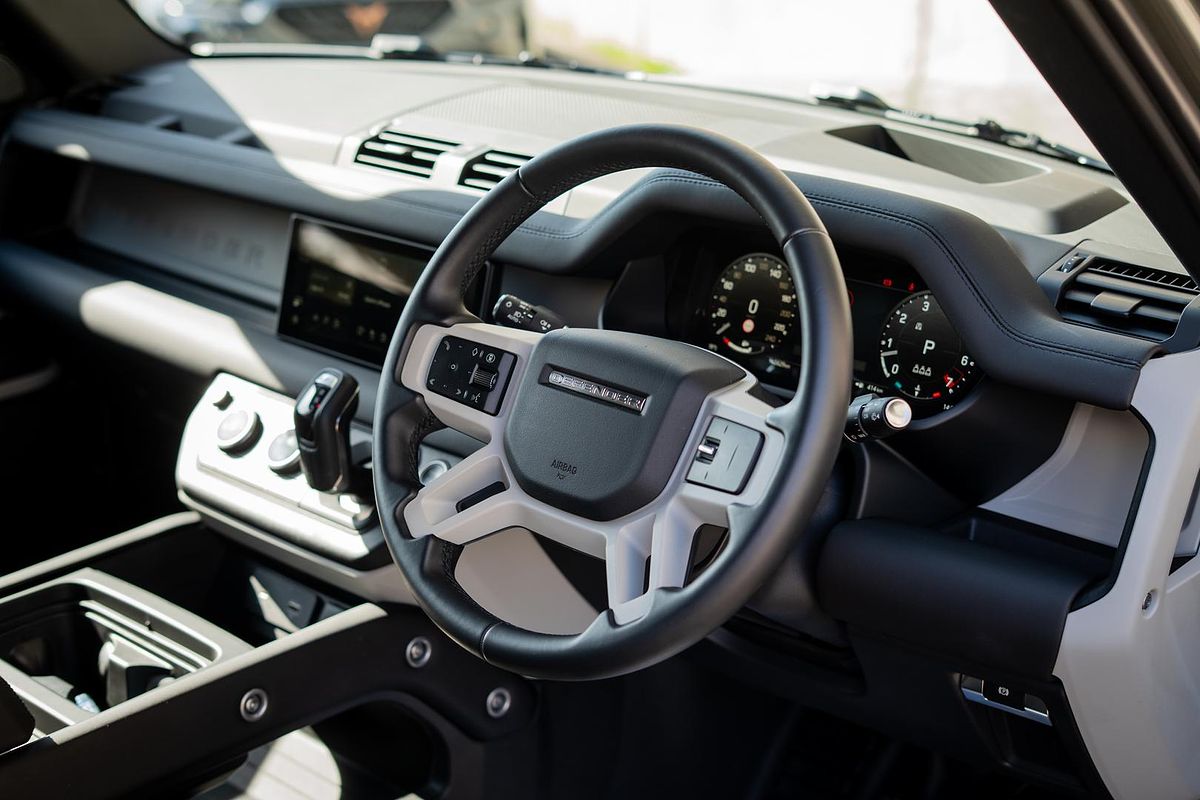 2024 Land Rover Defender 90 P400 X-Dynamic SE L663