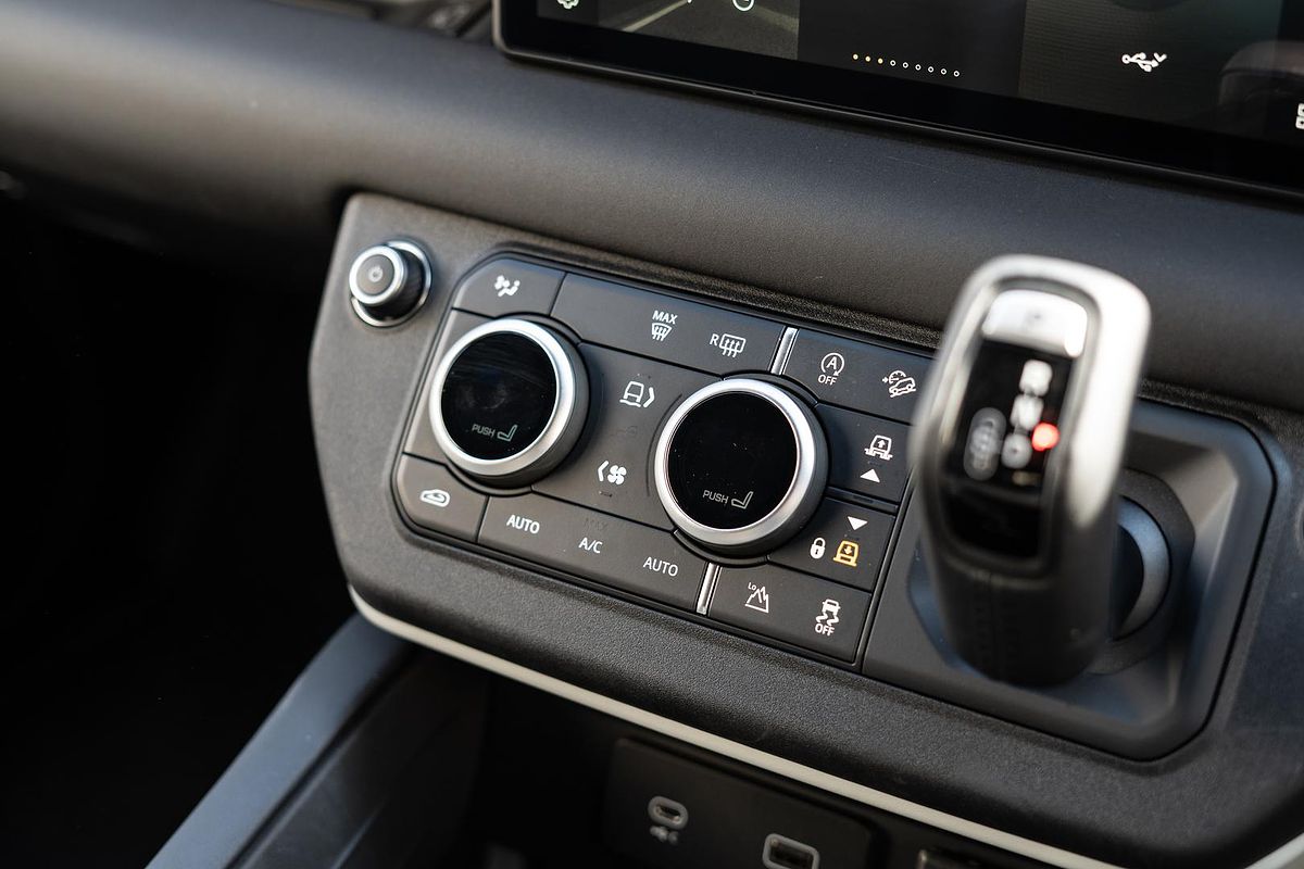 2024 Land Rover Defender 90 P400 X-Dynamic SE L663