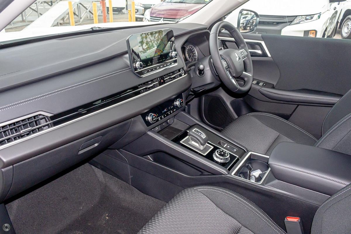 2024 Mitsubishi Outlander LS ZM