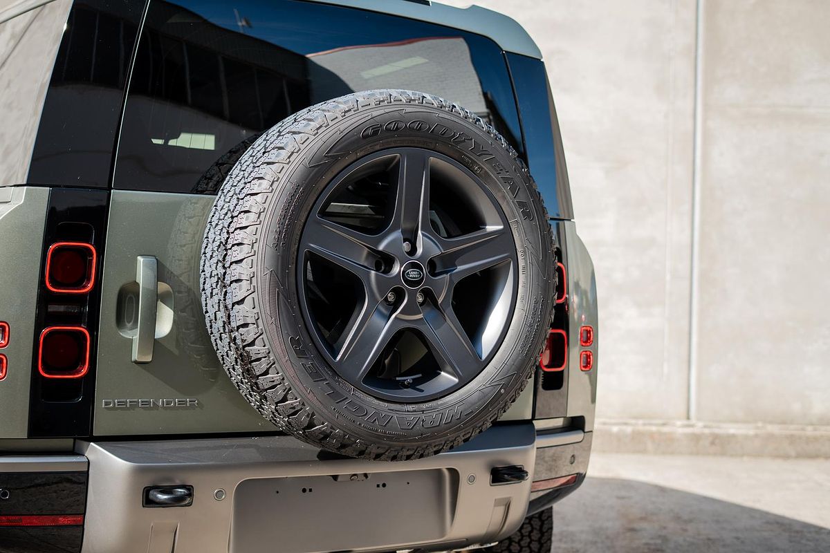 2024 Land Rover Defender 90 P400 X-Dynamic SE L663