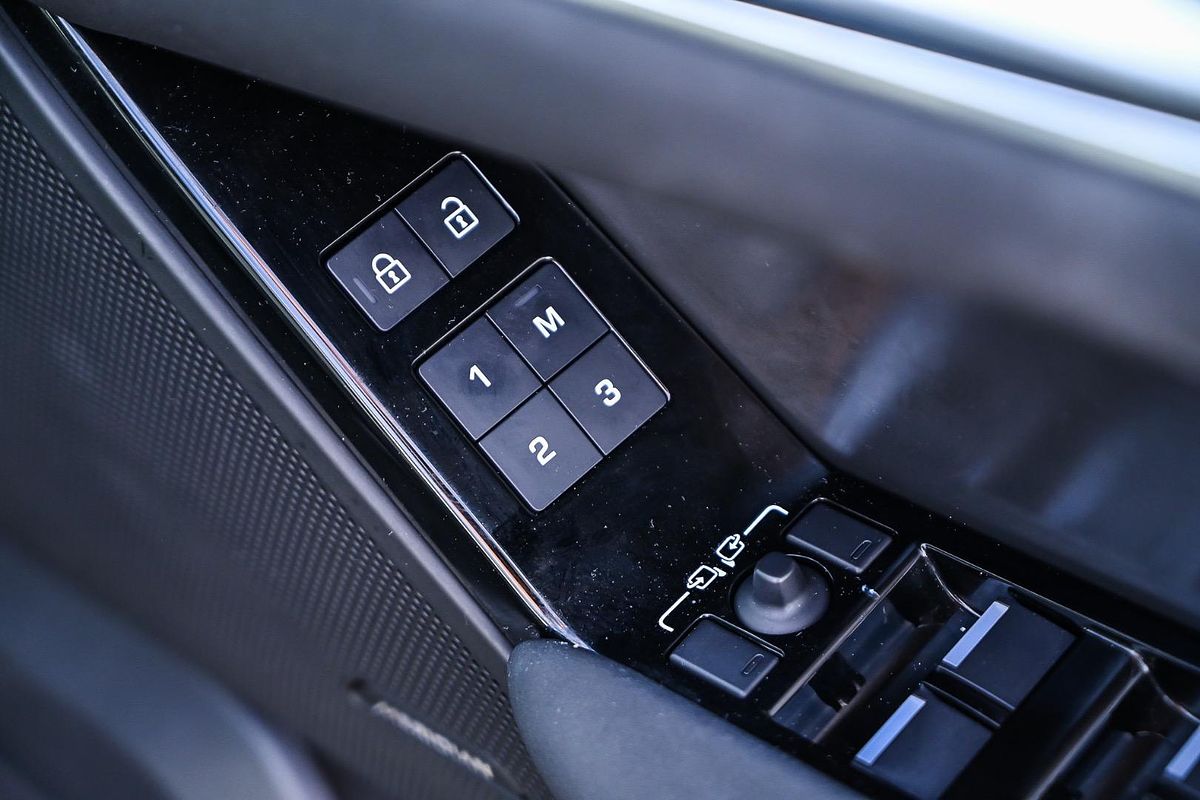 2023 Land Rover Range Rover Velar P250 Dynamic SE L560