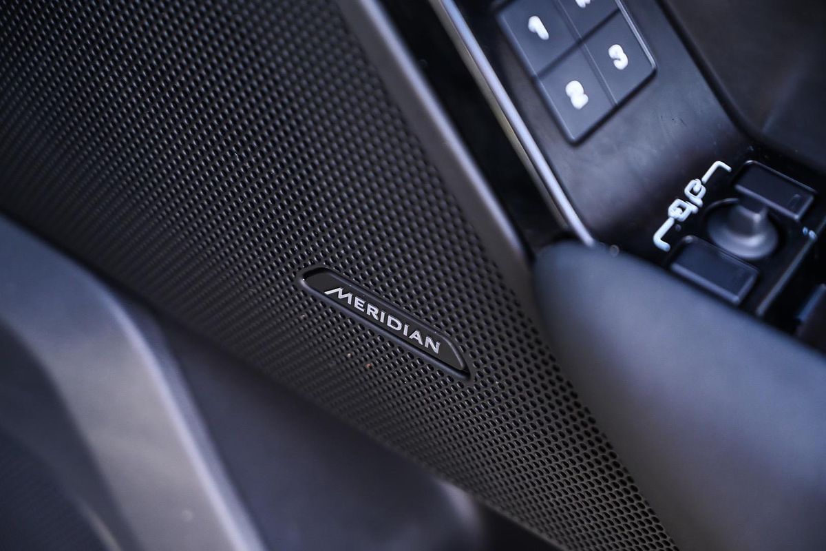 2023 Land Rover Range Rover Velar P250 Dynamic SE L560