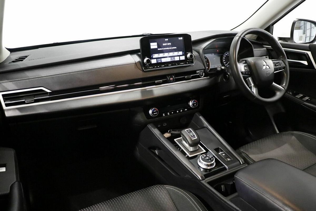 2023 Mitsubishi Outlander ES ZM